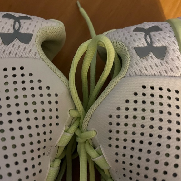 Woman’s size 7 under armour shoes - Picture 4 of 10